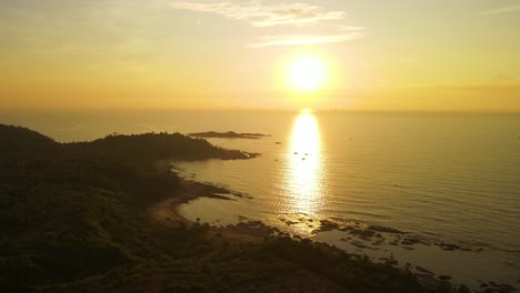 el sol acaba de salir sobre el mar en una mañana de amanecer