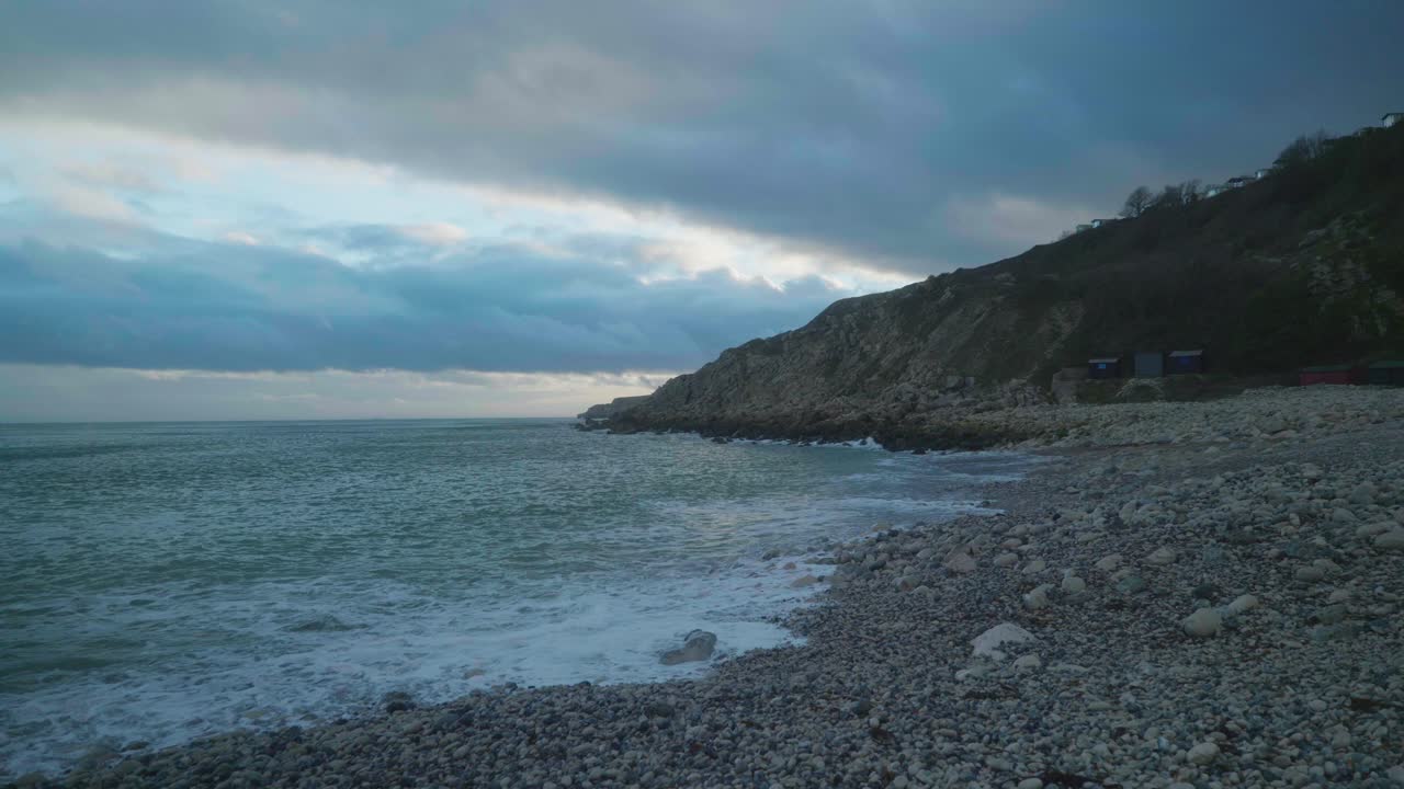 toma de paisaje cinematográfico de 4k de la playa de la iglesia ope, portland, durante la puesta de sol