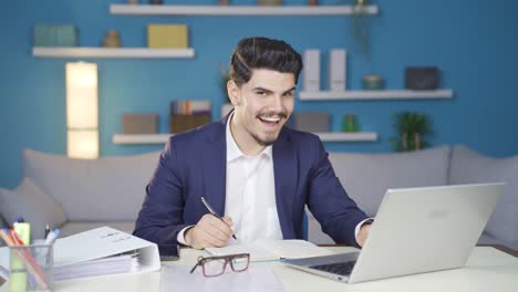 retrato de un joven hombre de negocios aprobando y aceptando, escuchando noticias y anuncios.