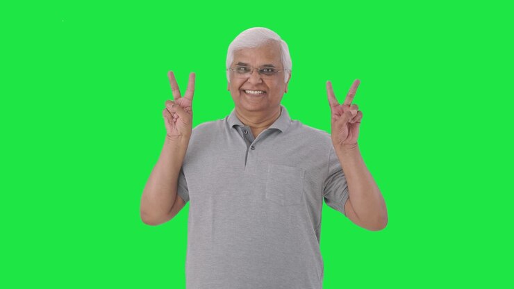 viejo indio feliz mostrando el signo de la victoria pantalla verde