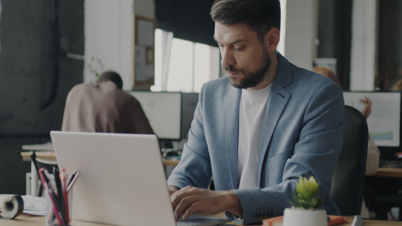 hombre de negocios trabajando en un escritorio de oficina moderno