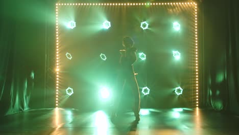 bailarina actuando bajo las luces del escenario