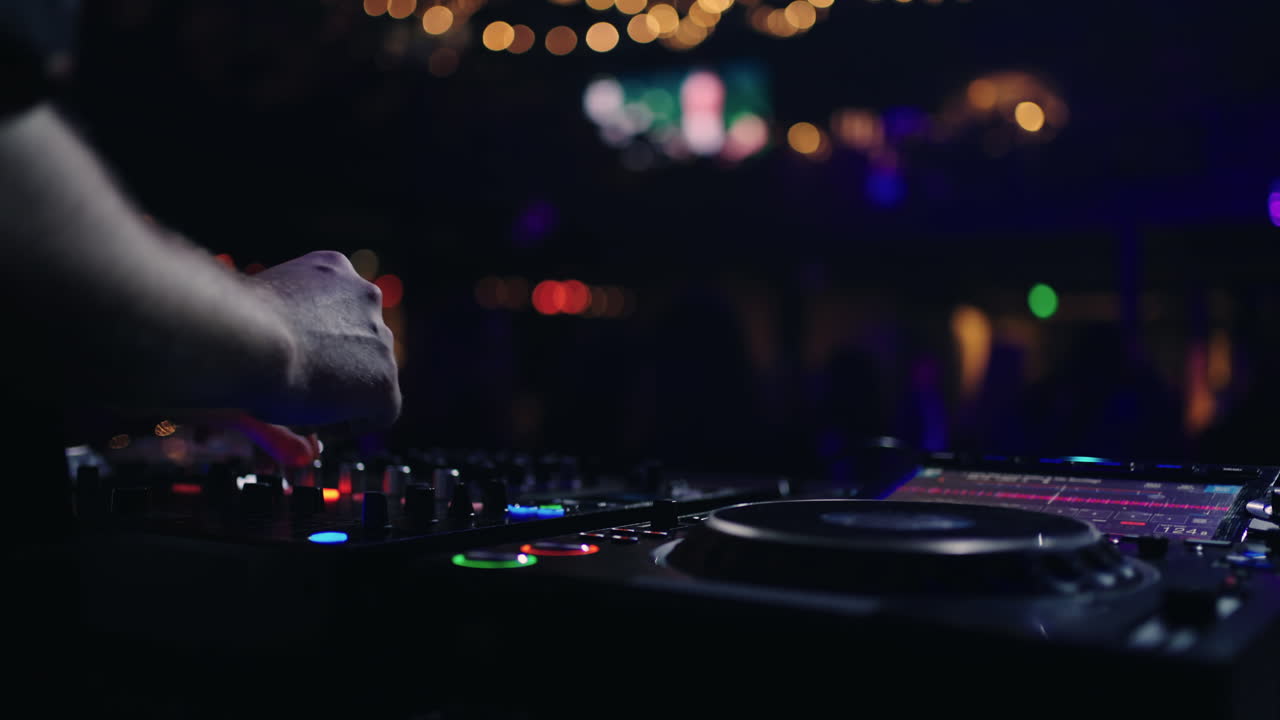 dj actuando en un club nocturno