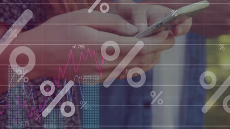 Animación-De-Múltiples-Gráficos,-Símbolos-Percentiles,-Sección-Media-De-Amigos-Caucásicos-Que-Usan-Teléfonos-Inteligentes