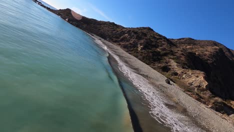 una perspectiva rápida de vuelo bajo sobre las playas rocosas en la isla catalina de california