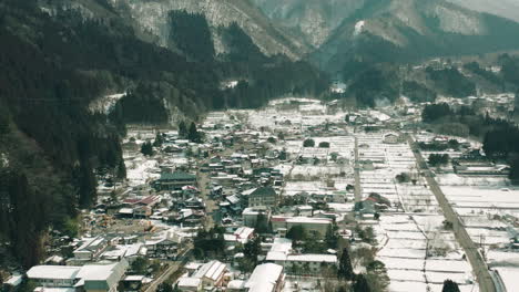 Fliegen-über-Dem-Ruhigen-Dorf-Im-Schnee-Im-Winter-In-Okuhida-Onsengo-Hirayu,-Gifu,-Japan