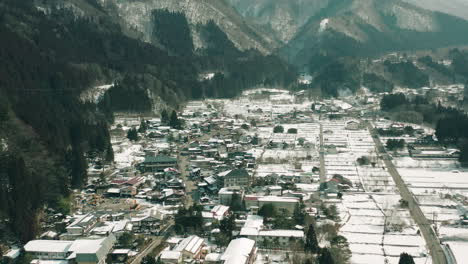 volando sobre un pueblo tranquilo en la nieve durante el invierno en okuhida onsengo hirayu, gifu, japón