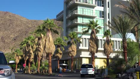 schwenken sie die aufnahme eines bürogebäudes oder einer modernen eigentumswohnung in palm springs, kalifornien, nach oben