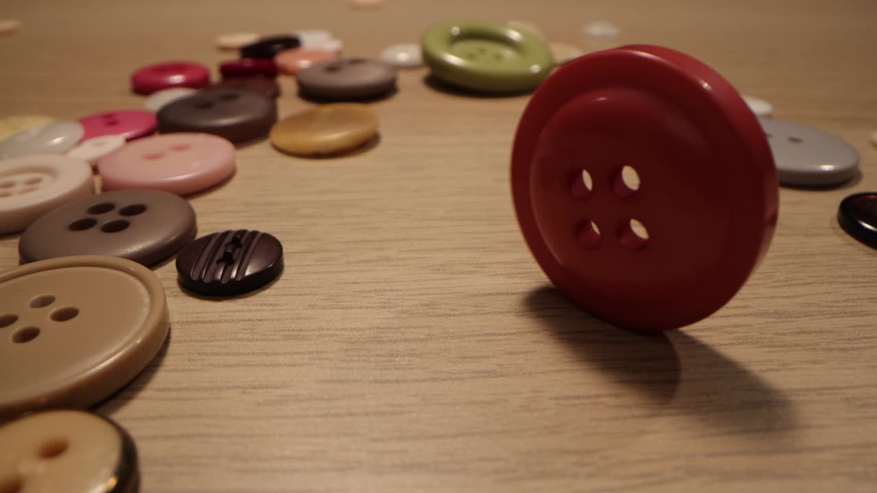 botón para coser. botón girar en la mesa. concepto de macro extremo de la costura y la costura.