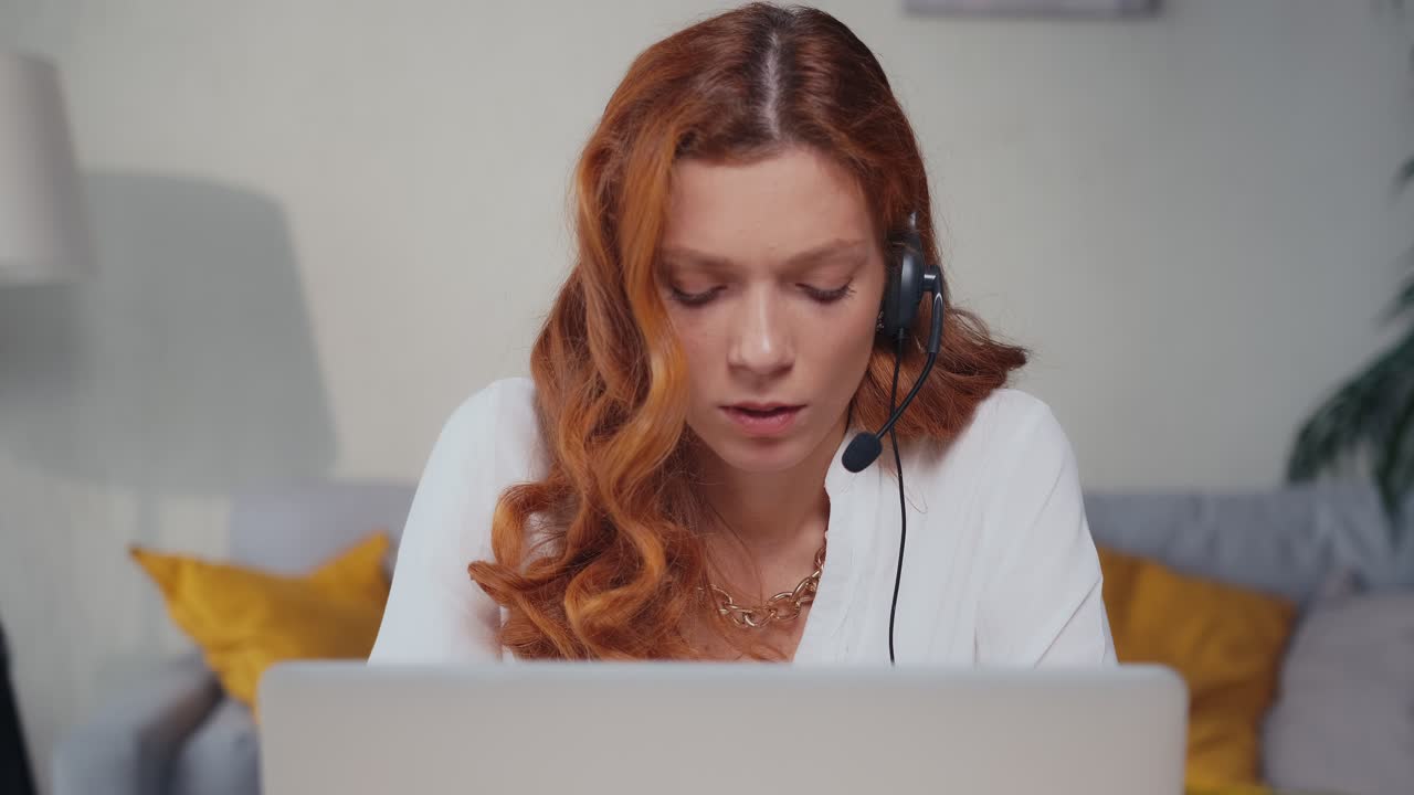 Kvinde på et videoopkald