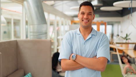 hombre de negocios feliz en la oficina moderna