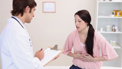 video de una mujer morena visitando a un médico