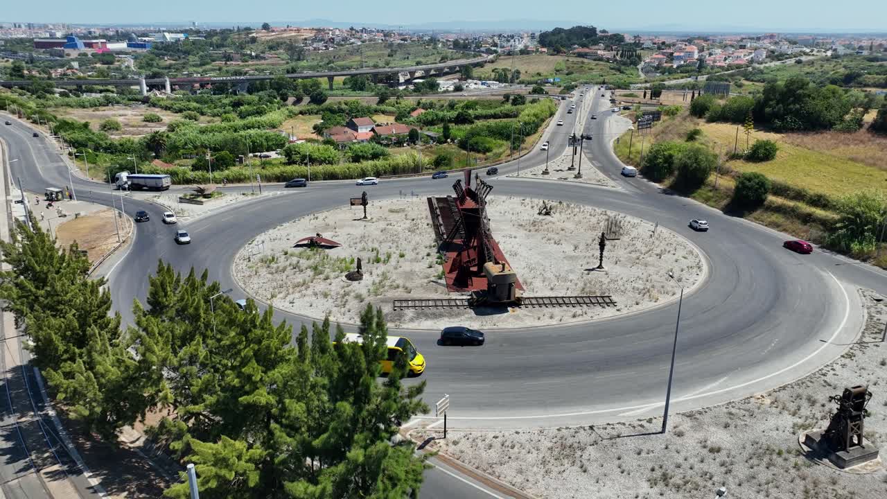 드론  ⁇ 이 뒤집어지고 기울어져 자동차가 주위를 운전하는 순환 교차로를 중심으로