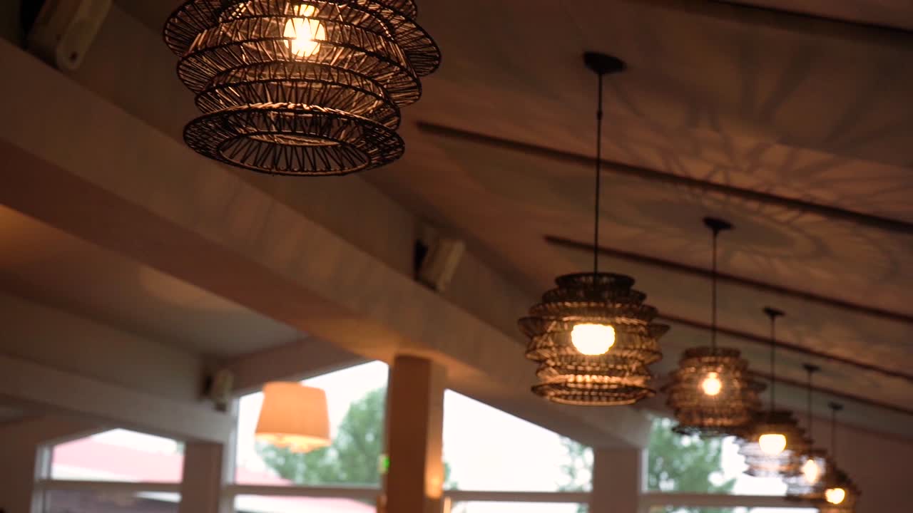 테이블, 조명, 뷔페 등 작은 레스토랑의 다양한 샷, 모두 소니 a7iii 및 로닌 s로 촬영