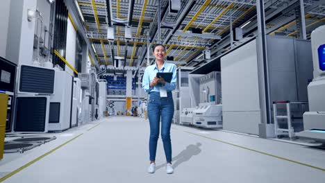 mujer trabajando en una fábrica moderna