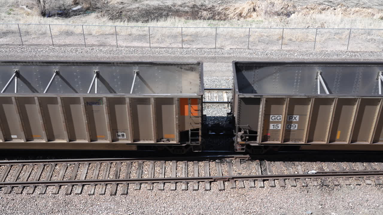 vagones vacíos abiertos en el ferrocarril que se mueven lentamente