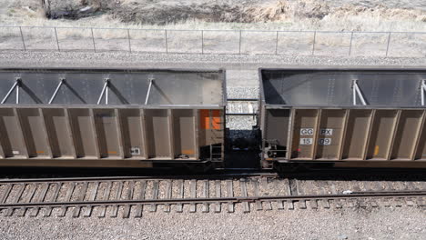 vagones vacíos abiertos en el ferrocarril que se mueven lentamente