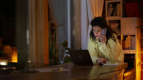 mujer que trabaja hasta tarde en casa