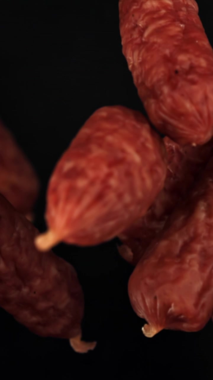 Primo piano con messa a fuoco selettiva su mini salami appesi