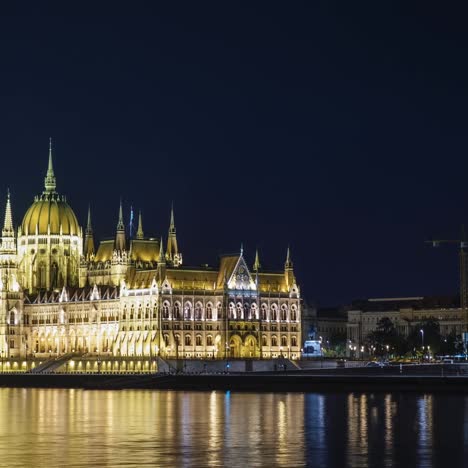 Panning-Timelapse---Das-Gebäude-Des-Ungarischen-Parlaments-In-Budapest