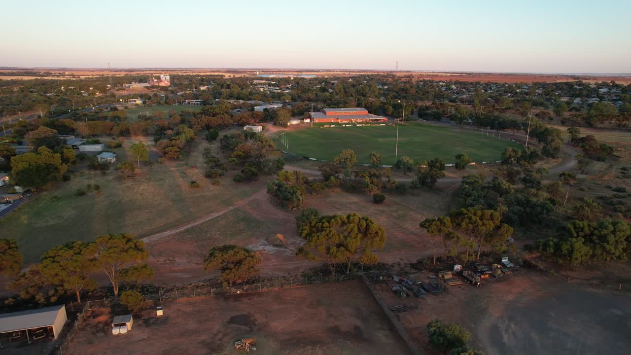 지역 마을 바다 호수 축구 타원형 황혼 공중 선회 빅토리아