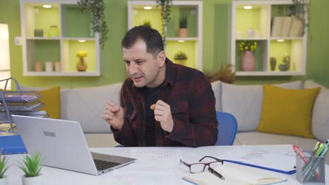el hombre que está esperando una noticia con impaciencia obtiene las noticias que quiere y comienza a divertirse y ser feliz.