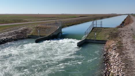 Imágenes-De-Cámara-Lenta-4k-De-Un-Canal-De-Riego-Del-Sur-De-Alberta