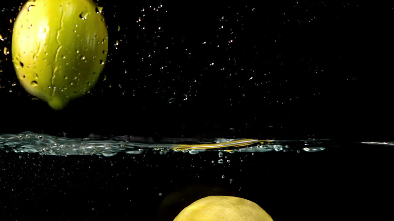 limones cayendo en el agua