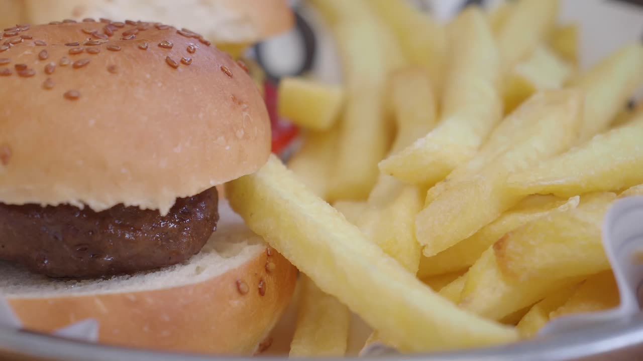 Hambúrguer e batatas fritas