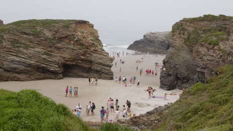 escena de la playa con la gente disfrutando de la vista