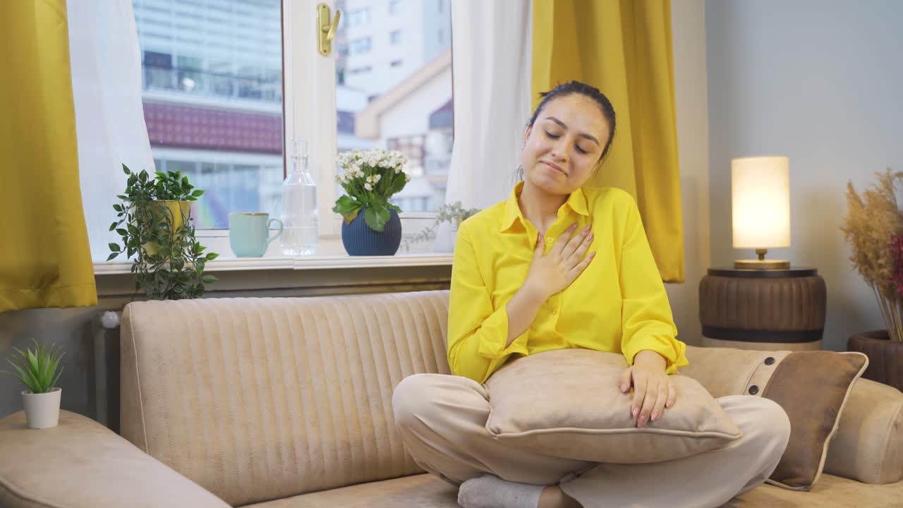 사랑에 빠진 젊은 여자는 그녀의 연인을 생각합니다.