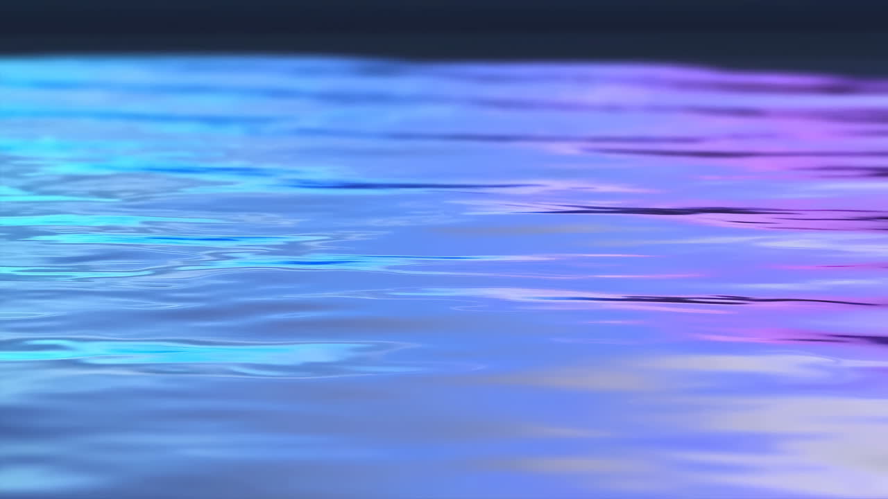 Superficie d'acqua astratta con riflessi neon blu e viola.