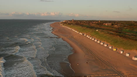 La-Playa-De-Domburg-Durante-Un-Atardecer-De-Verano