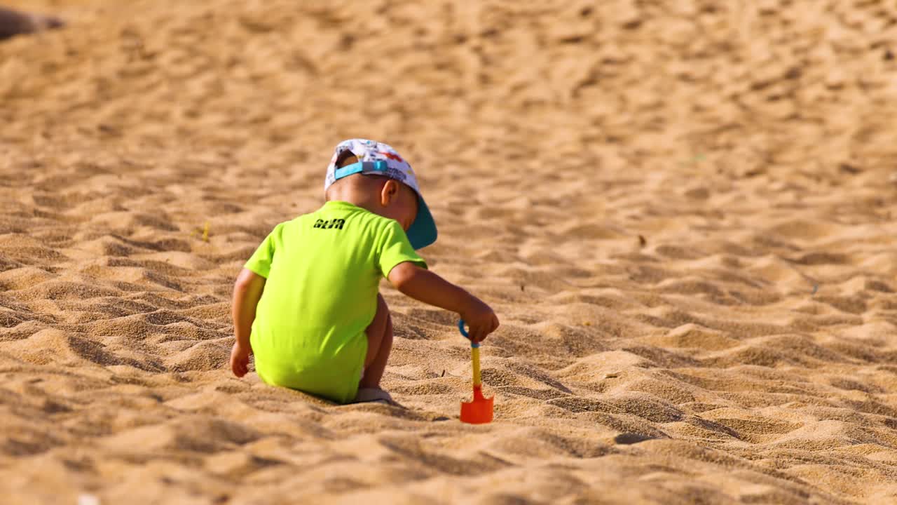 해변 에서 모래 놀이 를 즐기는 어린 아이