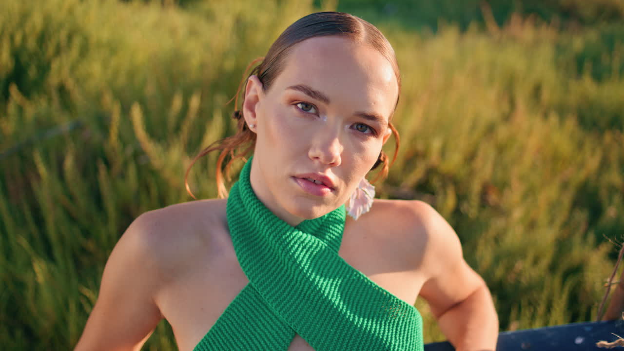 아름다운 여인이 시골 필드 초상화에 포즈를 취하고 있습니다. 빛에 감각적인 여성