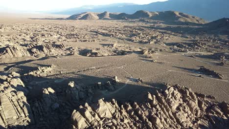 vasto desierto de california en las montañas de la sierra oriental, antena