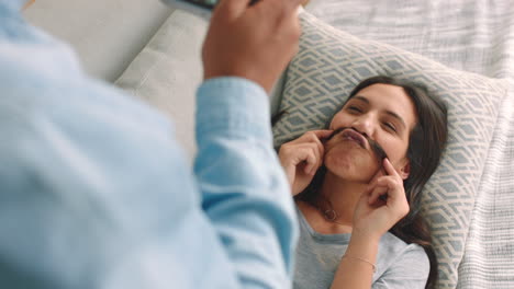 Feliz,-Pareja-Y-Amor-Con-Una-Mujer-Siendo-Graciosa