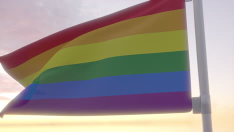 la bandera del arco iris lgbt en el cielo al atardecer