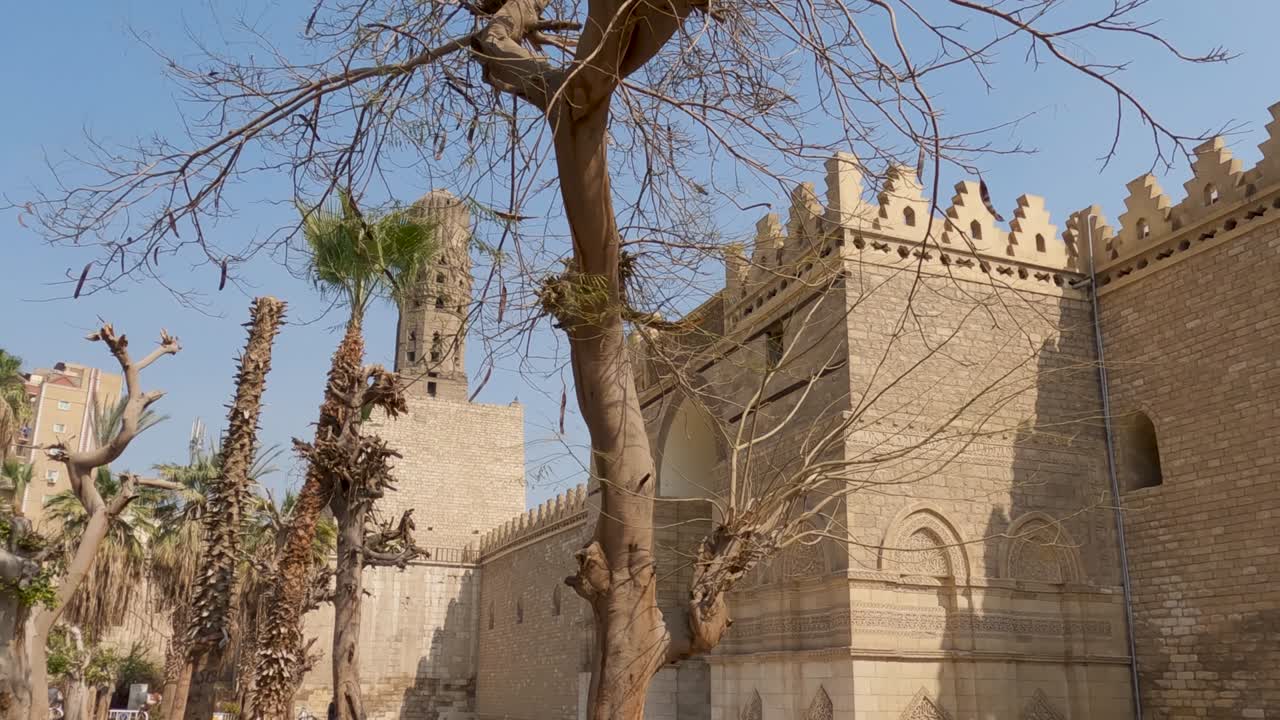 hermoso edificio islámico de la mezquita al-hakim en egipto. mano