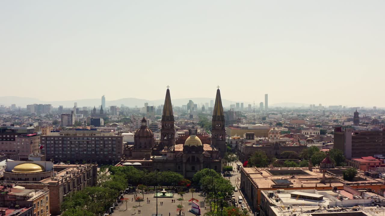 정오에 과달라하라 리스코 대성당의 드론 촬영