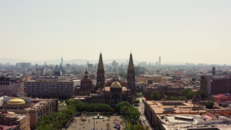 Toma-De-Drone-De-La-Catedral-De-Guadalajara,-Jalisco-Al-Mediodía.