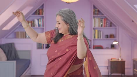vieja india feliz bailando y disfrutando