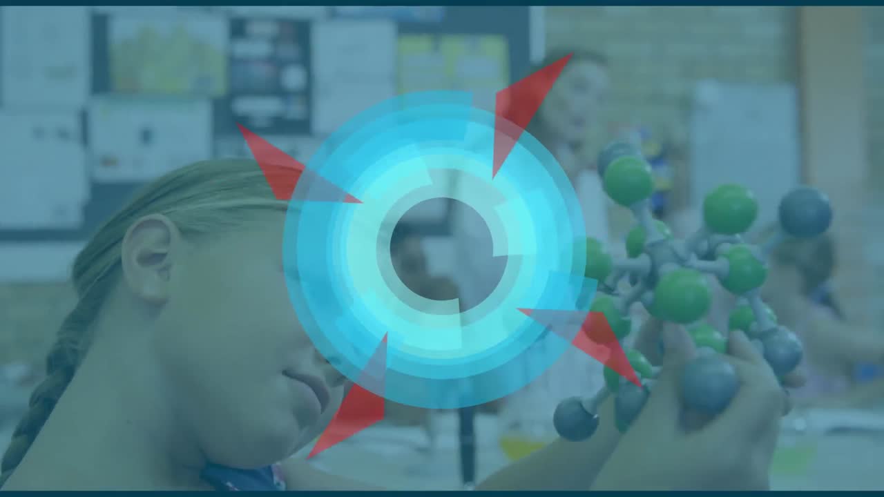 forma circular abstracta contra la niña caucásica tocando el modelo de estructura molecular en el laboratorio