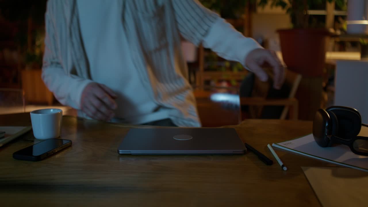 hombre trabajando desde casa por la noche