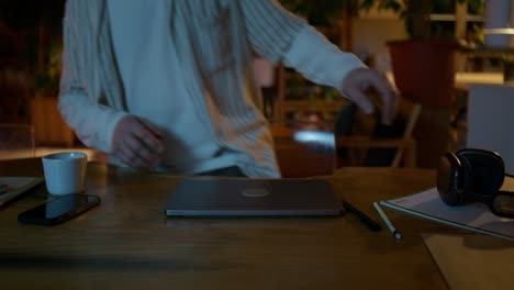 hombre trabajando desde casa por la noche