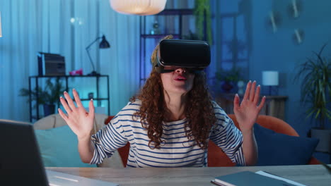 Mujer-Que-Usa-Auriculares-De-Tecnología-Futurista-De-Realidad-Virtual-Para-Jugar-Videojuegos-De-Simulación-3d-En-Casa