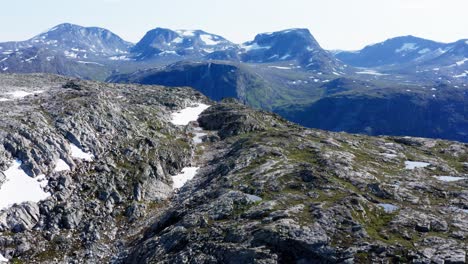 parches de nieve en la cumbre del monte katthammaren noruega - toma aérea