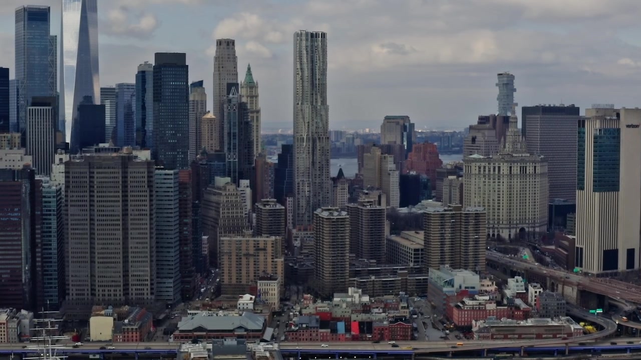 Vista da Ponte do Brooklyn e do horizonte de Manhattan em Nova Iorque