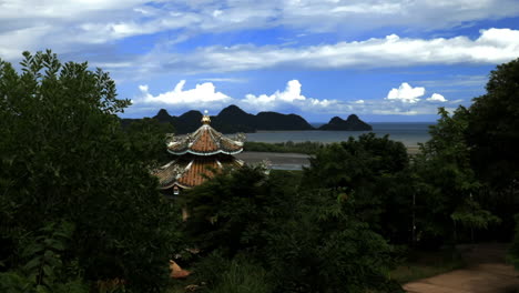 mirando la bahía, el templo y el cielo en tailandia