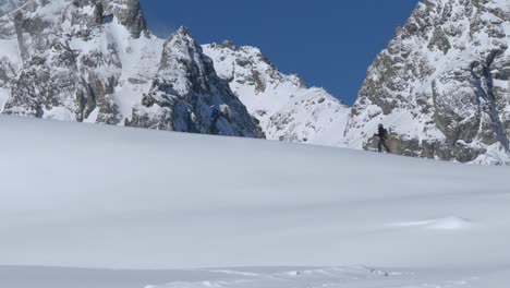 Dos-Excursionistas,-Trepando-Por-Un-Sendero-De-Montaña-Nevado,-Soleado,-Día-De-Invierno-En-Austria---Vista-Estática